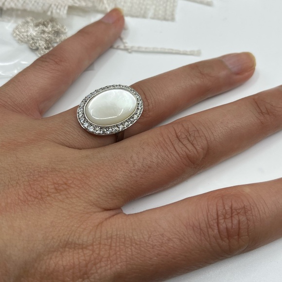 Vintage Mother-of-Pearl Oval Ring with Cubic Zirconia Halo – Size 7 - Picture 6 of 16